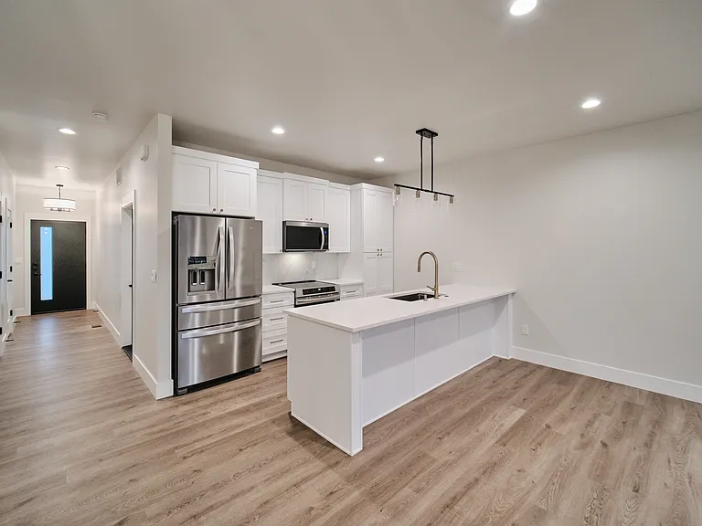 784 W Redwood Ct — Photo 2