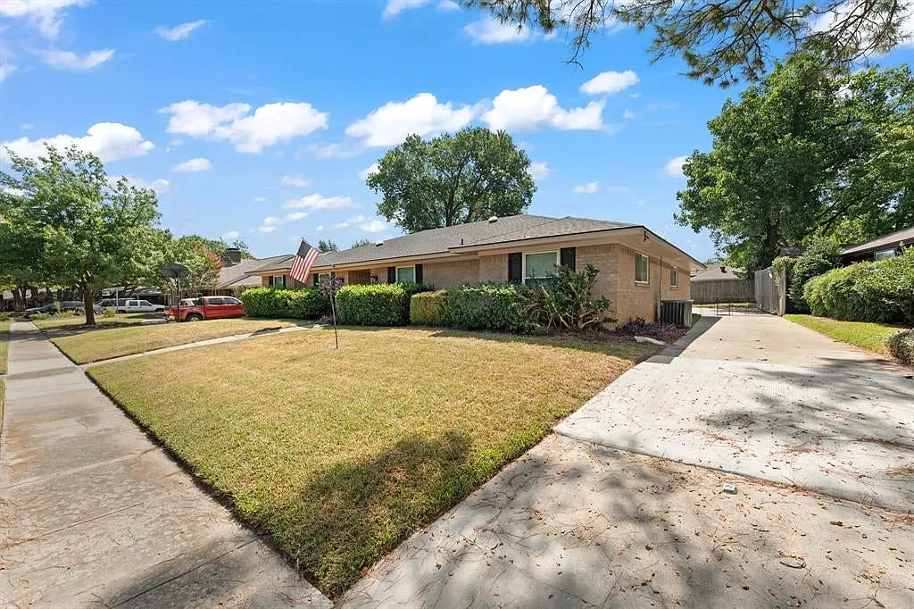 4 bed, 2.5 bath, 2344 sqft, $2,800 — Photo 3