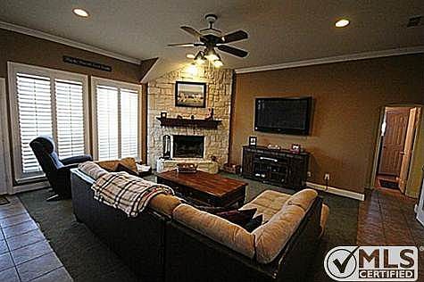 3rd image of 900 Chalk Hill Ln