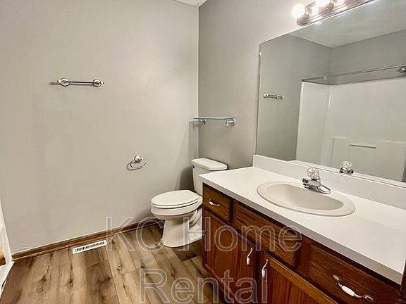 5th image of 100 Francis St