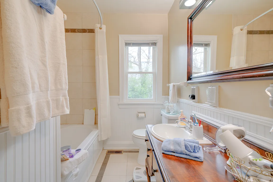 Bath with jet spa tub. Located between bedrooms on the bedroom wing. - 1001 Grandview Dr