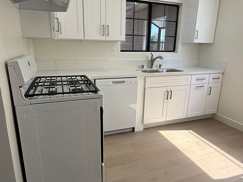 Renovated, new Kitchen.