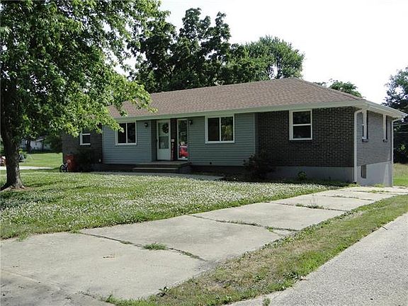 2nd image of 1305 SE Hillside Dr