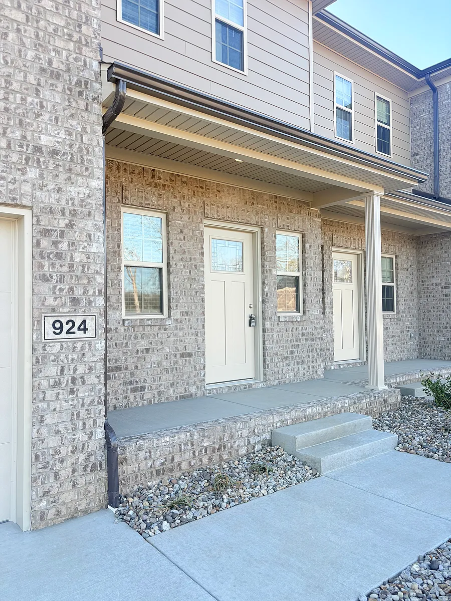 Building Photo - 924 Rodeo Ln