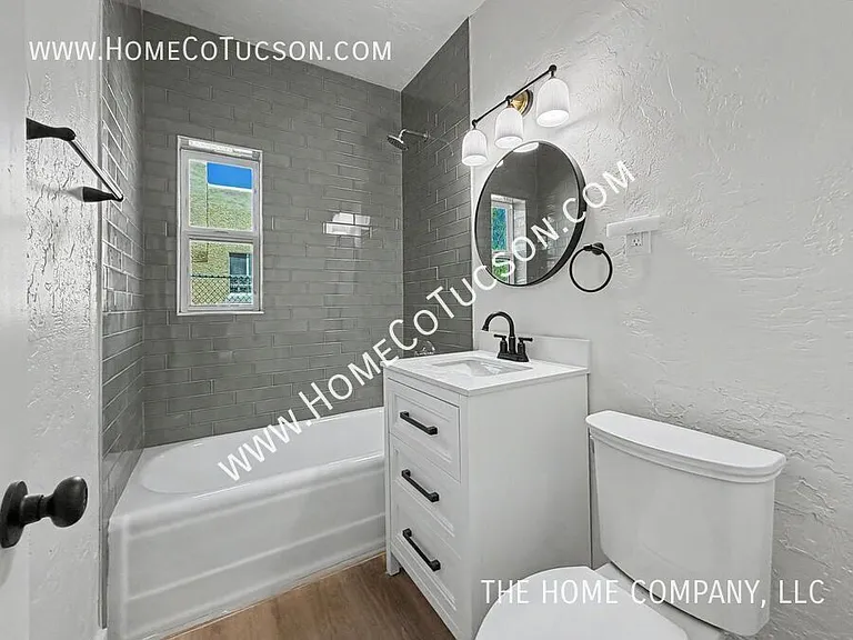 1812 E 9th St — Photo 20