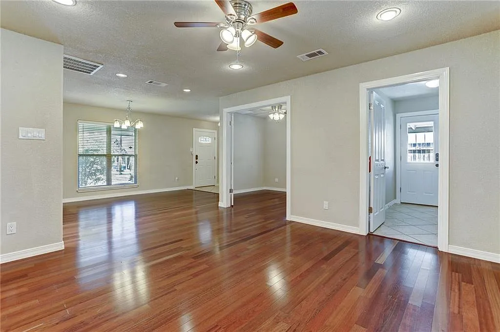 3 bed, 2.0 bath, 1326 sqft, $3,450 — Photo 4