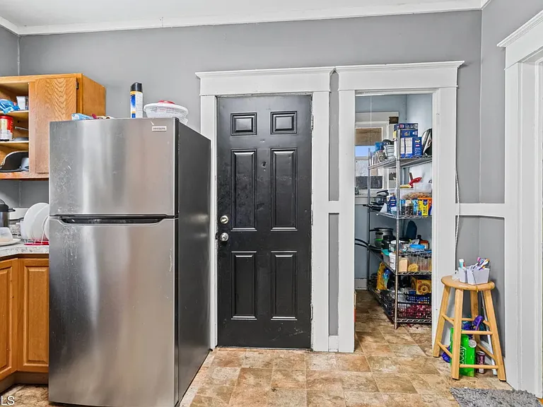 569 Washington Ave — Photo 5