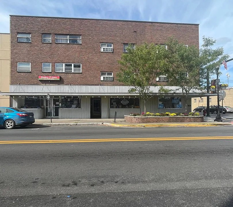 34 E Main St