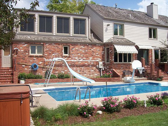 Backyard & Pool Looking S