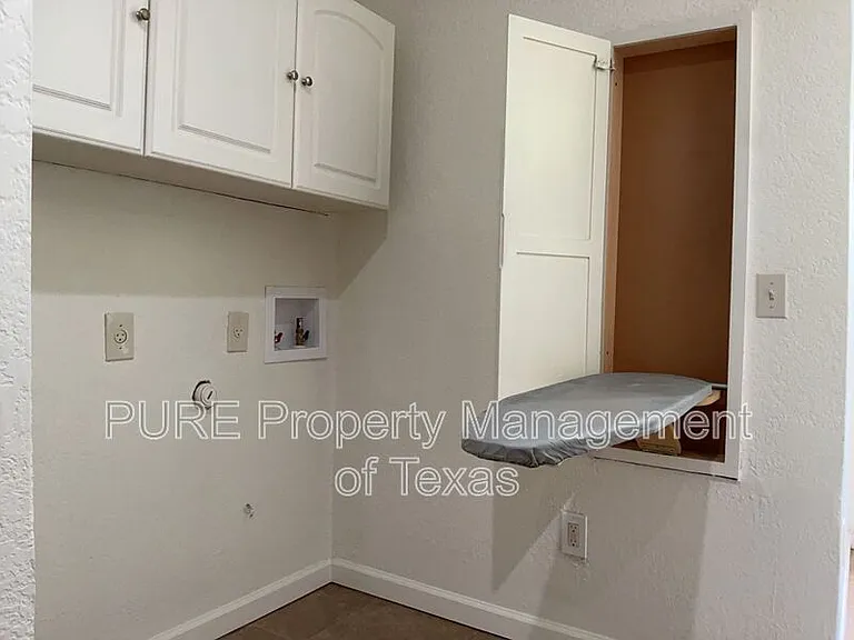 2517 E 4th St — Photo 13