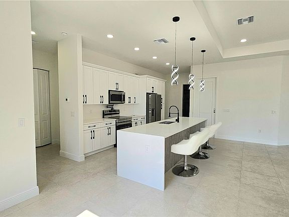 3rd image of 812 Hibiscus Ave