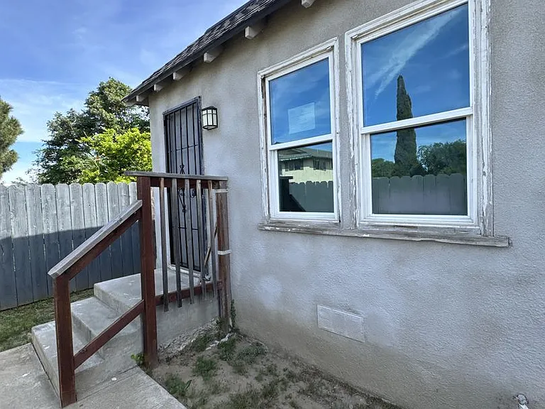 240 E Hanford Armona Rd #A-E — Photo 2