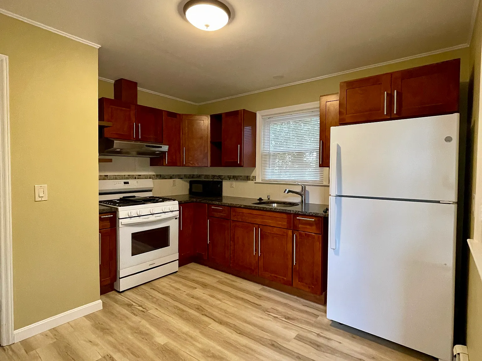3 bed, 1.5 bath, $2,950 — Photo 2