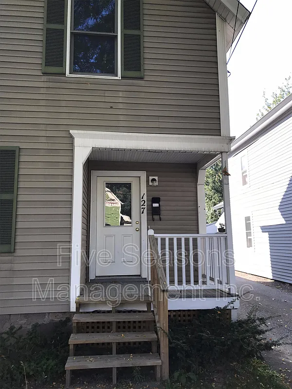 6 bed, 2.0 bath, 2200 sqft, $6,000 — Photo 2
