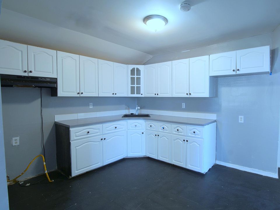 2nd image of 23020 Edgewood Ave #1