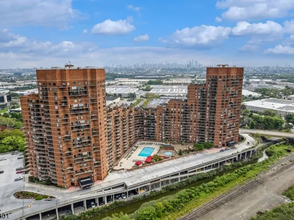 811 Harmon Cove Tower, Secaucus Town, NJ 07094