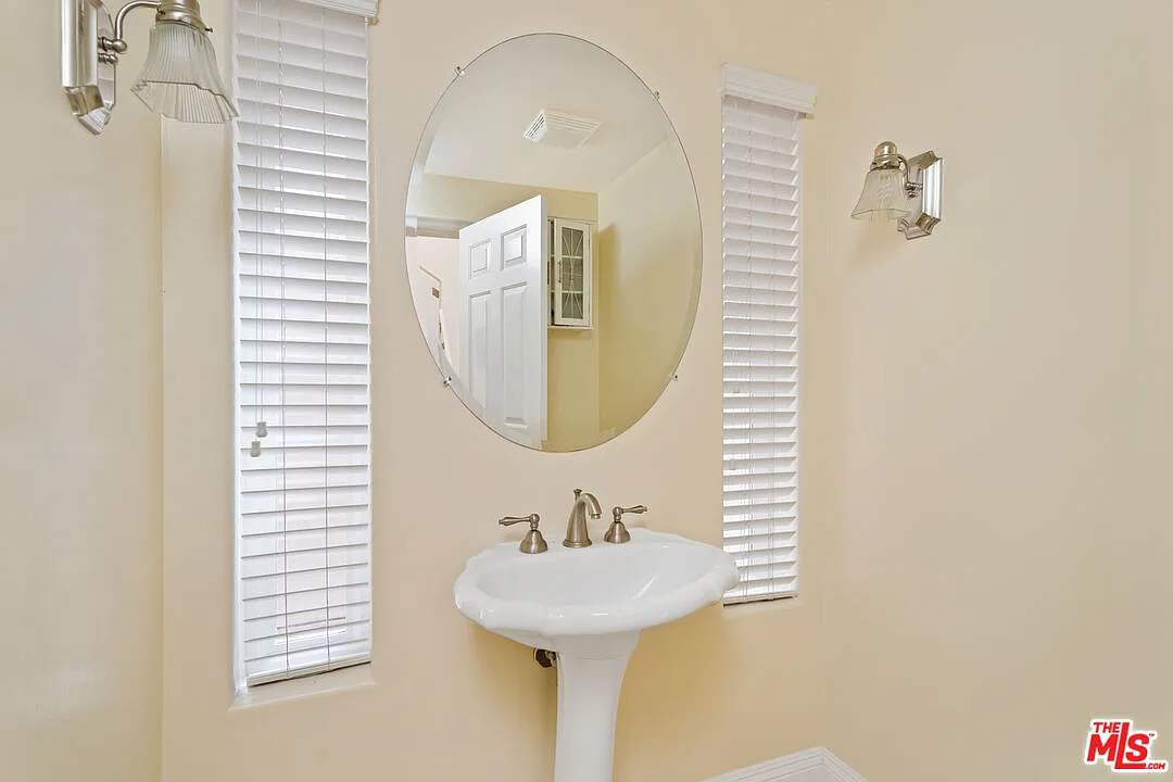 3 bed, 3.0 bath, 2064 sqft, $7,000 — Photo 4