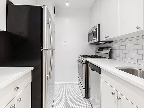 3rd image of 245 E 44th St APT 15D