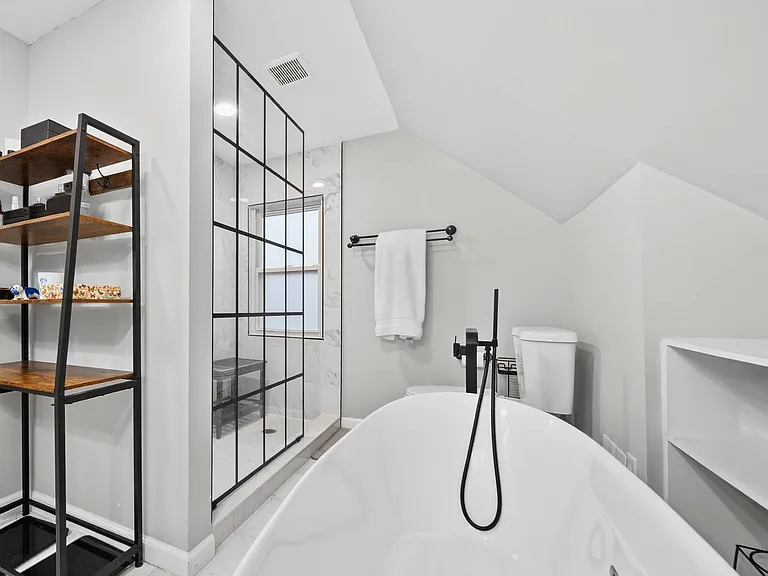 303 E Melrose Ave — Photo 2
