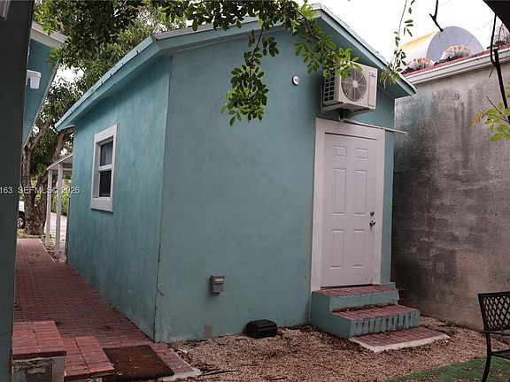 2nd image of 214 SW 2nd Ter