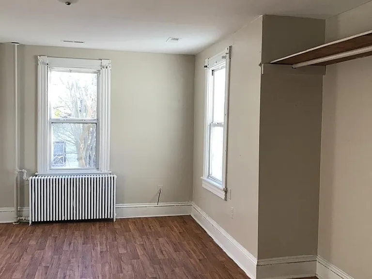605 Jamestown Ave #B — Photo 2