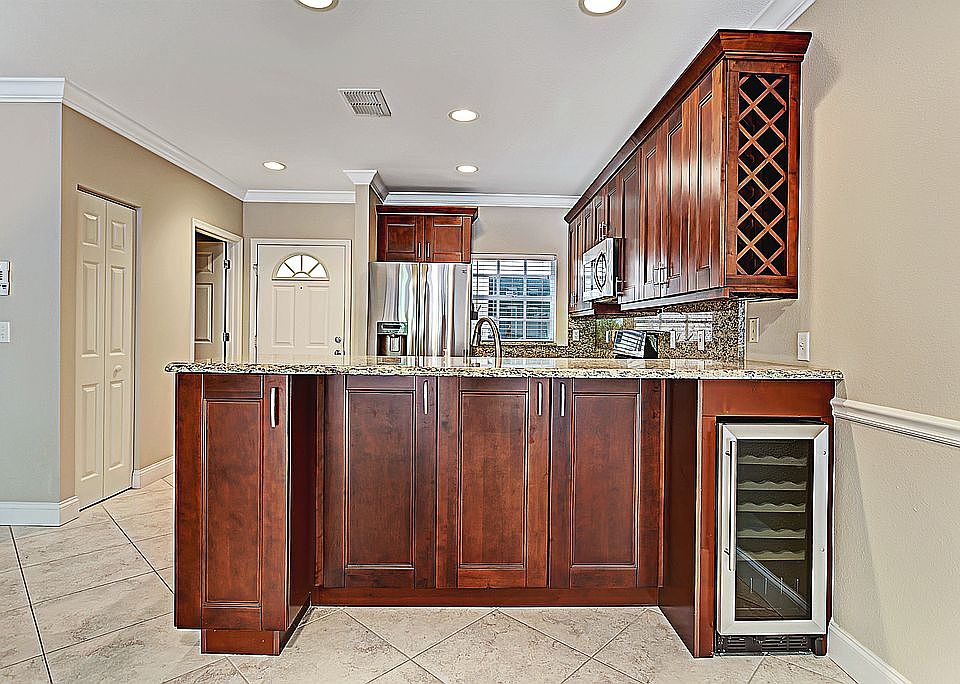 Kitchen/breakfast/wine bar