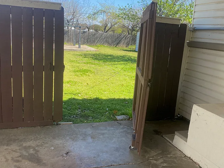 Large, single gate to backyard.