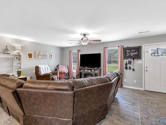 4th image of 102 Guthery Private Dr
