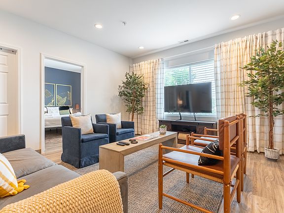 5th image of 941 Main St #205
