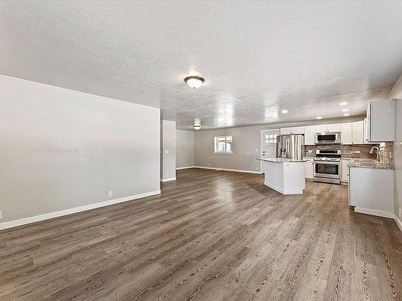 4th image of 297 Bard Ave