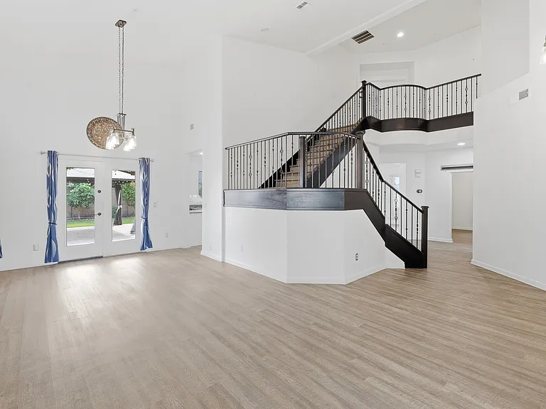 12175 W Chase Ln — Photo 3