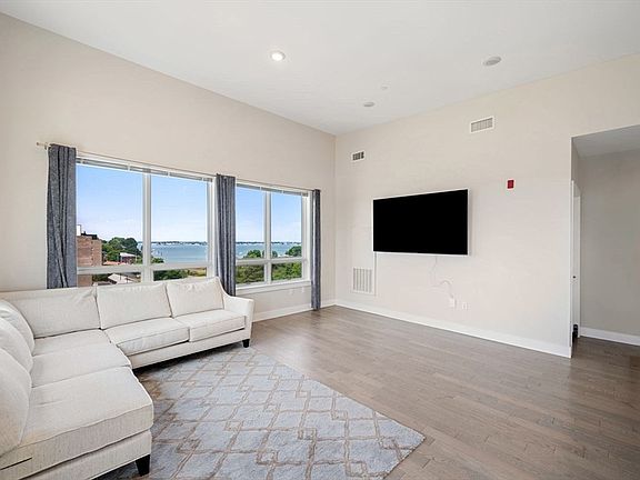 5th image of 130 Broad Reach #608
