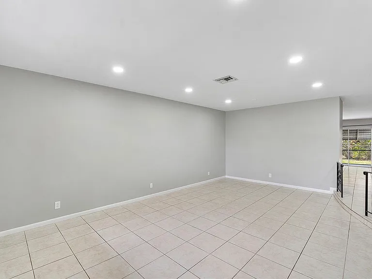 3843 NW 81st Ter — Photo 5