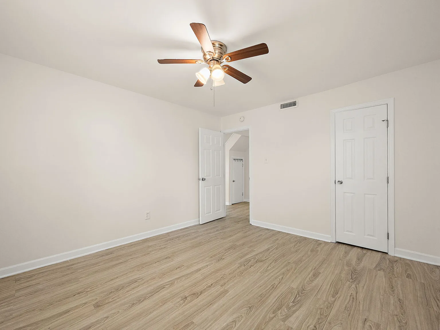 3 bed, 1.5 bath, 1475 sqft, $2,000 — Photo 2