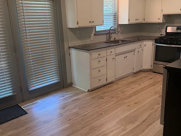 1560 N Oakland Ave — Photo 3