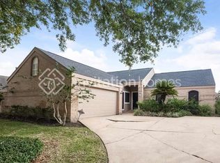207 Queens Ct, Stafford, TX 77477