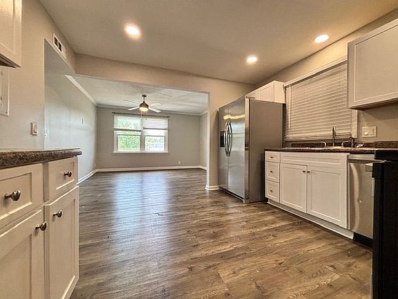 3rd image of 1614 Cypress Dr APT 12