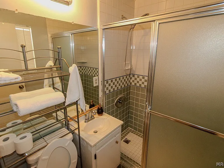 370 Victoria Ln — Photo 11