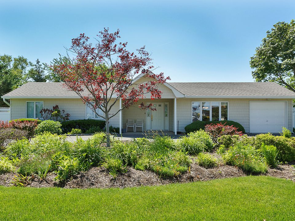 309 Lagoon Dr W, Copiague, NY 11726 Zillow