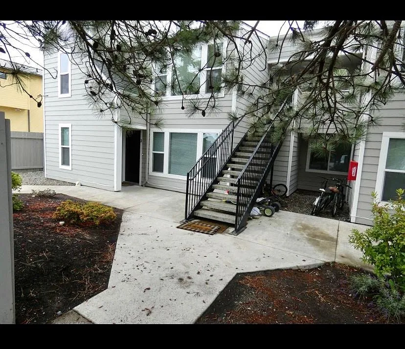 426 E Lauridsen Blvd #3