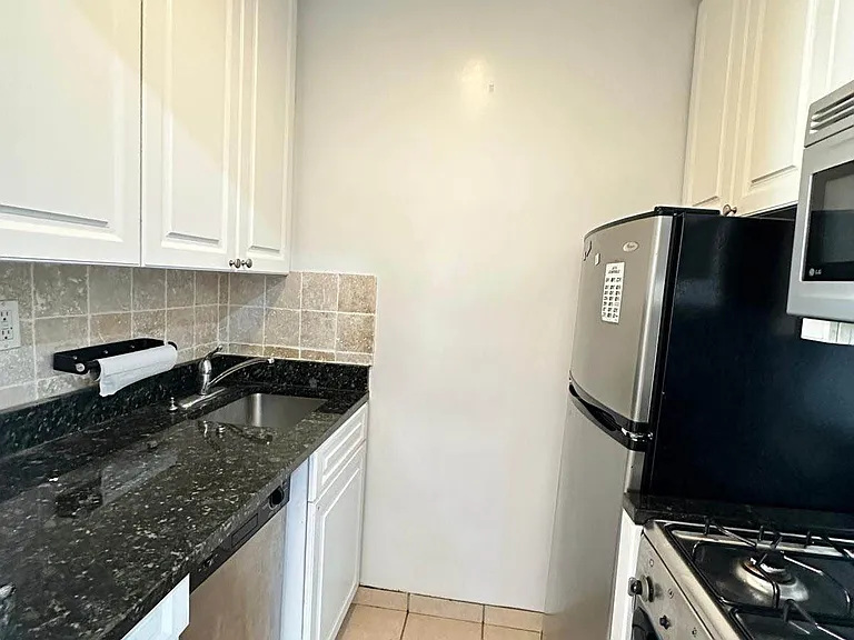 135 E 17th St #4V — Photo 3