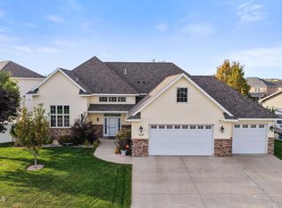 1532 Creekside Dr W, Williston, ND 58801