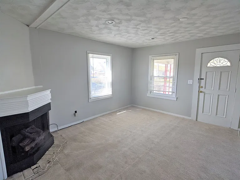 517 E Troy Ave — Photo 7