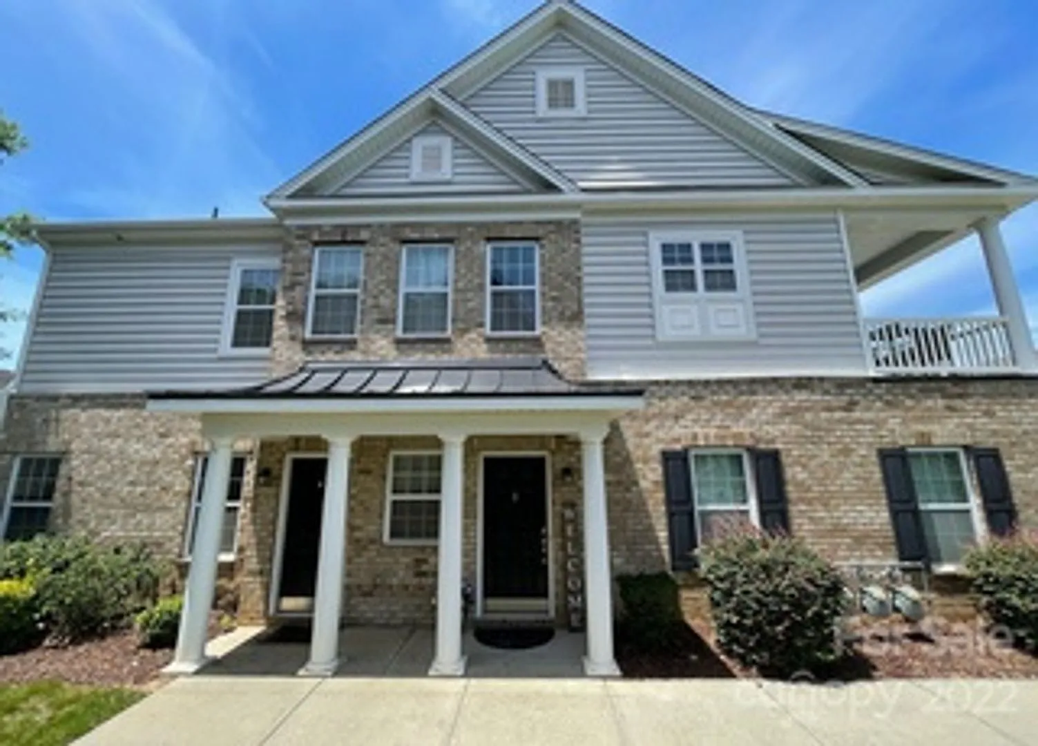 Short Term Rental Coming Soon! 3 BR/2.5BA | Renovated Townhome | 2-Car Garage Parking |Neighborho... — Photo 1
