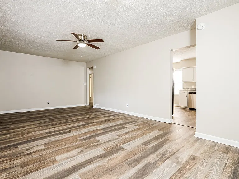 1484011_019_living_room_13251639.jpg