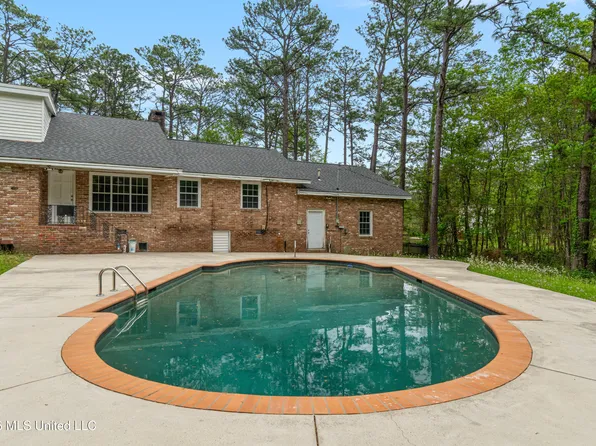 2 Village Ln, Hattiesburg, MS 39402