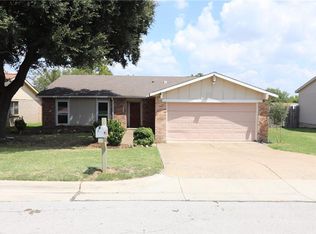 2207 Foxcroft Ln, Arlington, TX 76014