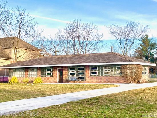 1677 Willowood Rd, Rochester, MI 48307