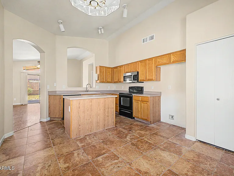 3311 E San Angelo Ave — Photo 10
