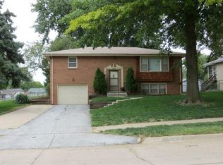 10674 R St, Omaha, NE 68127